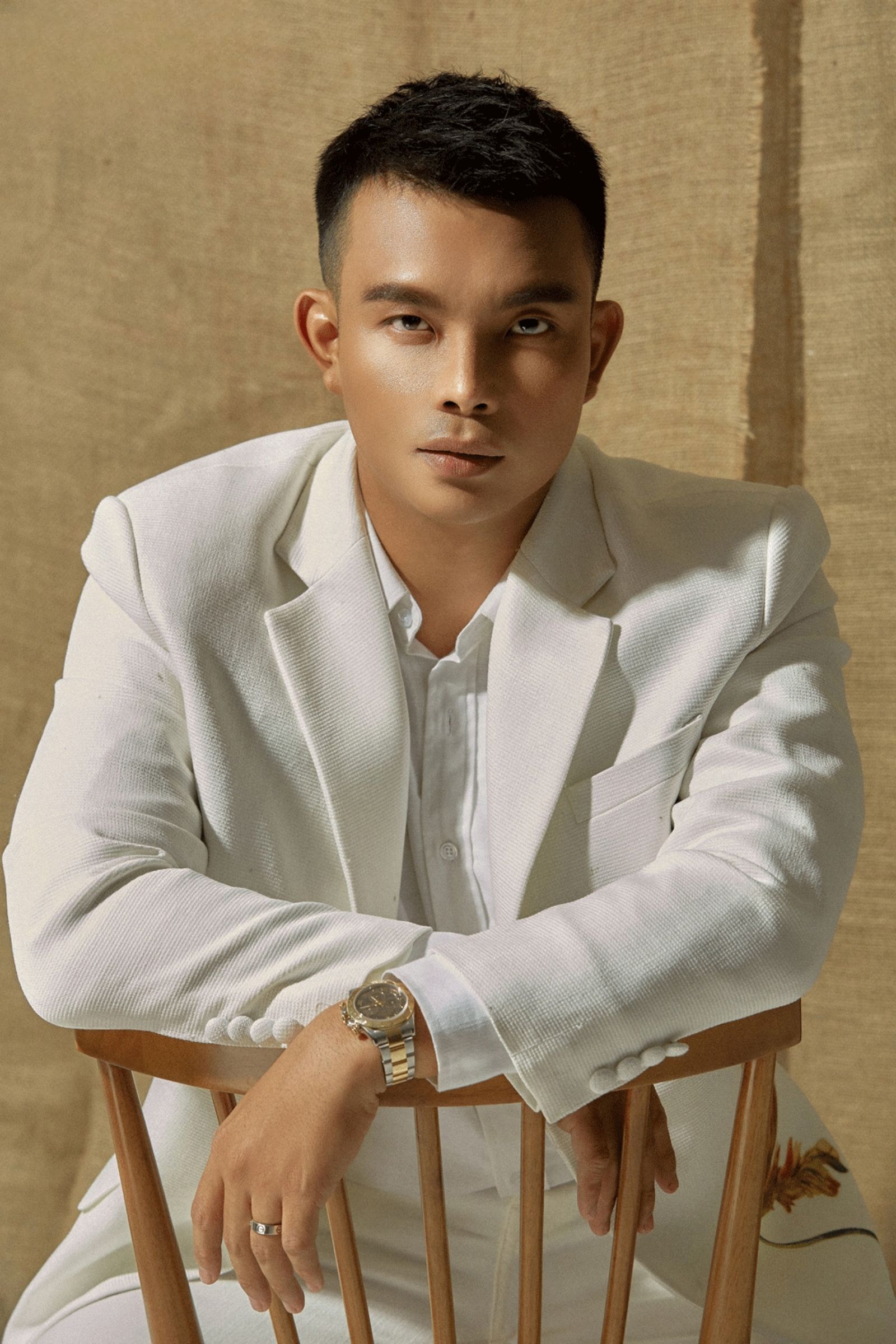 Nhà thiết kế Đỗ Long trong bộ suit trắng