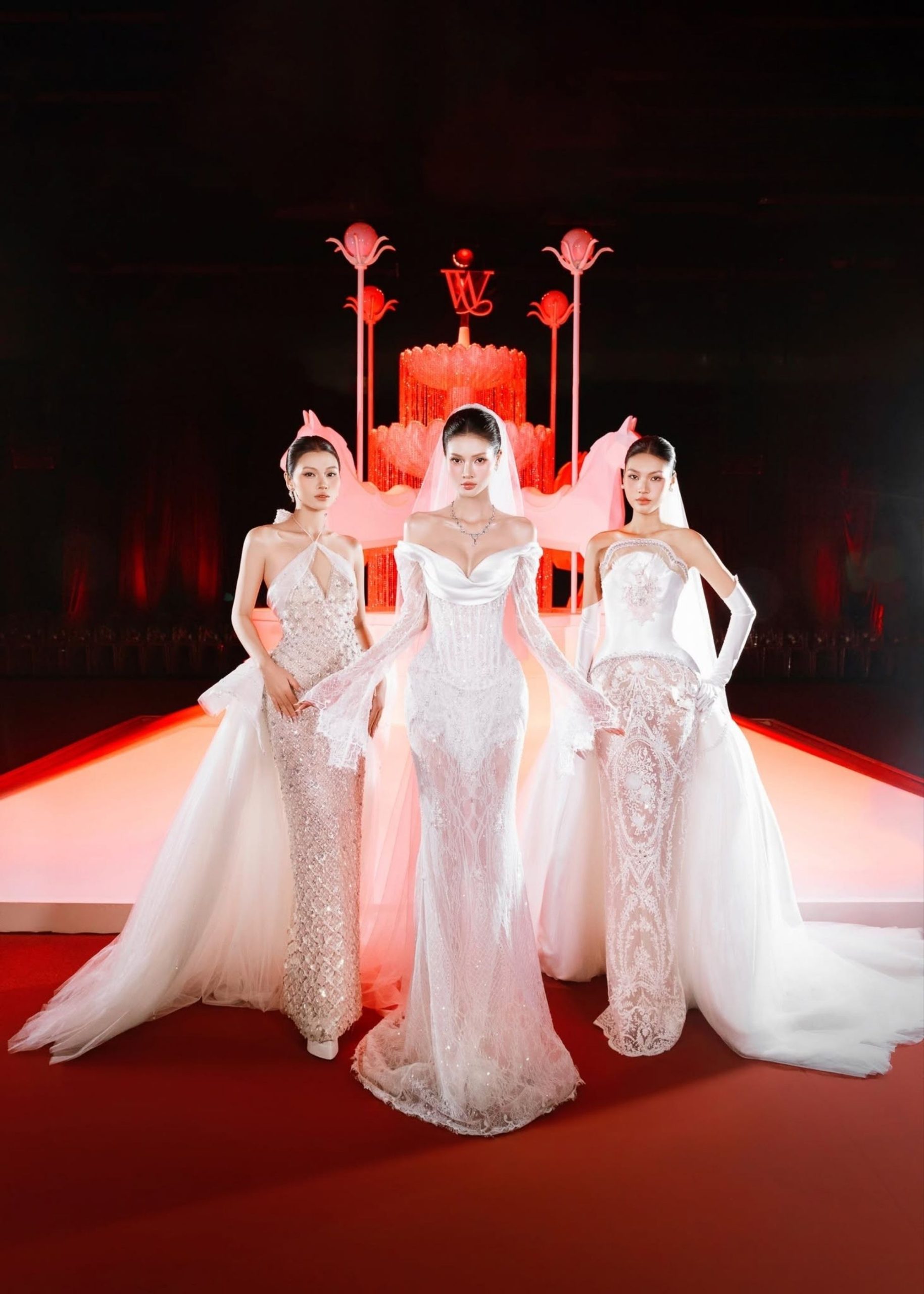 Ba thiết kế DO LONG BRIDAL trên sàn diễn